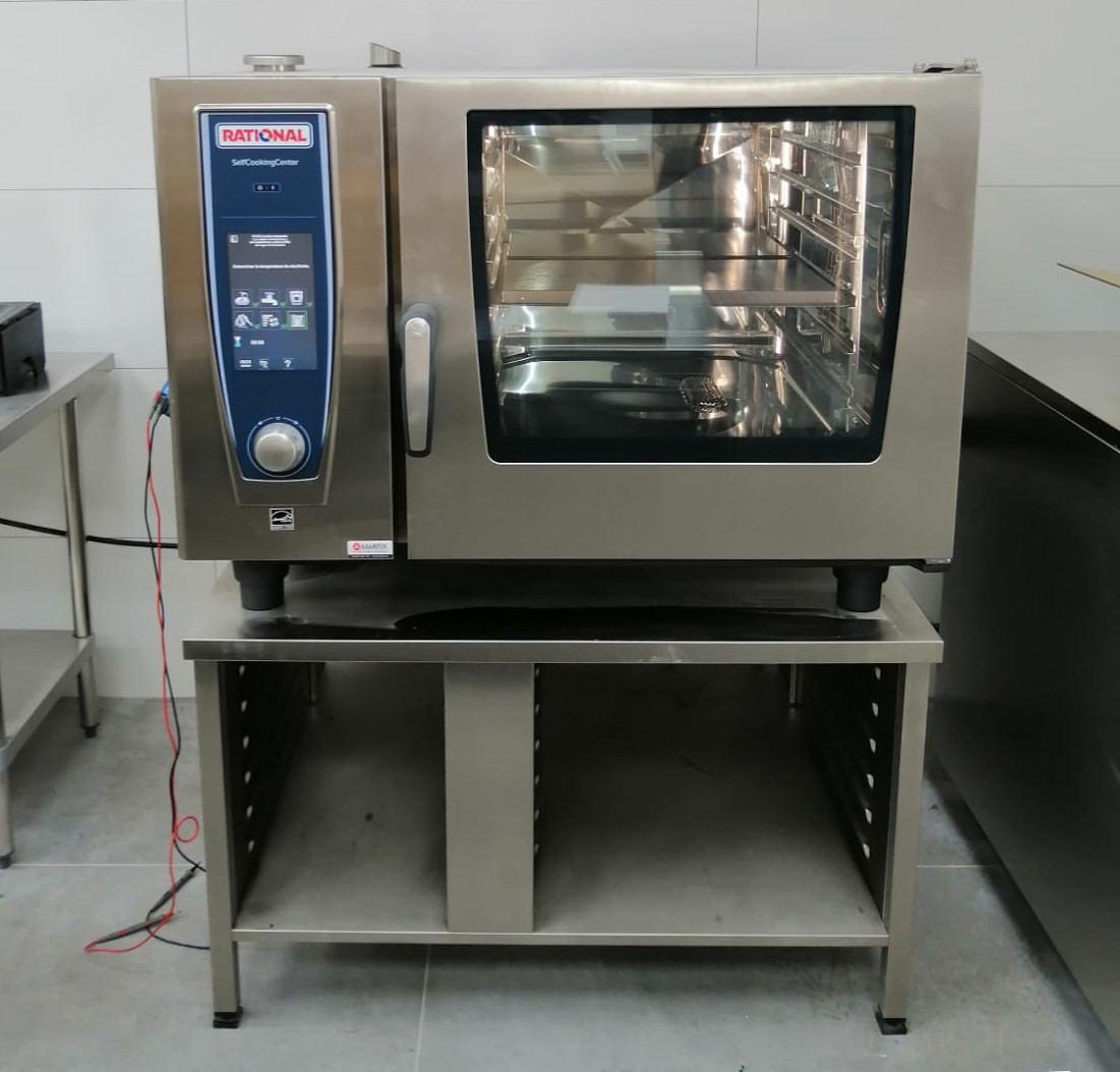 Horno RATIONAL iCombi Pro en funcionamiento en una cocina profesional