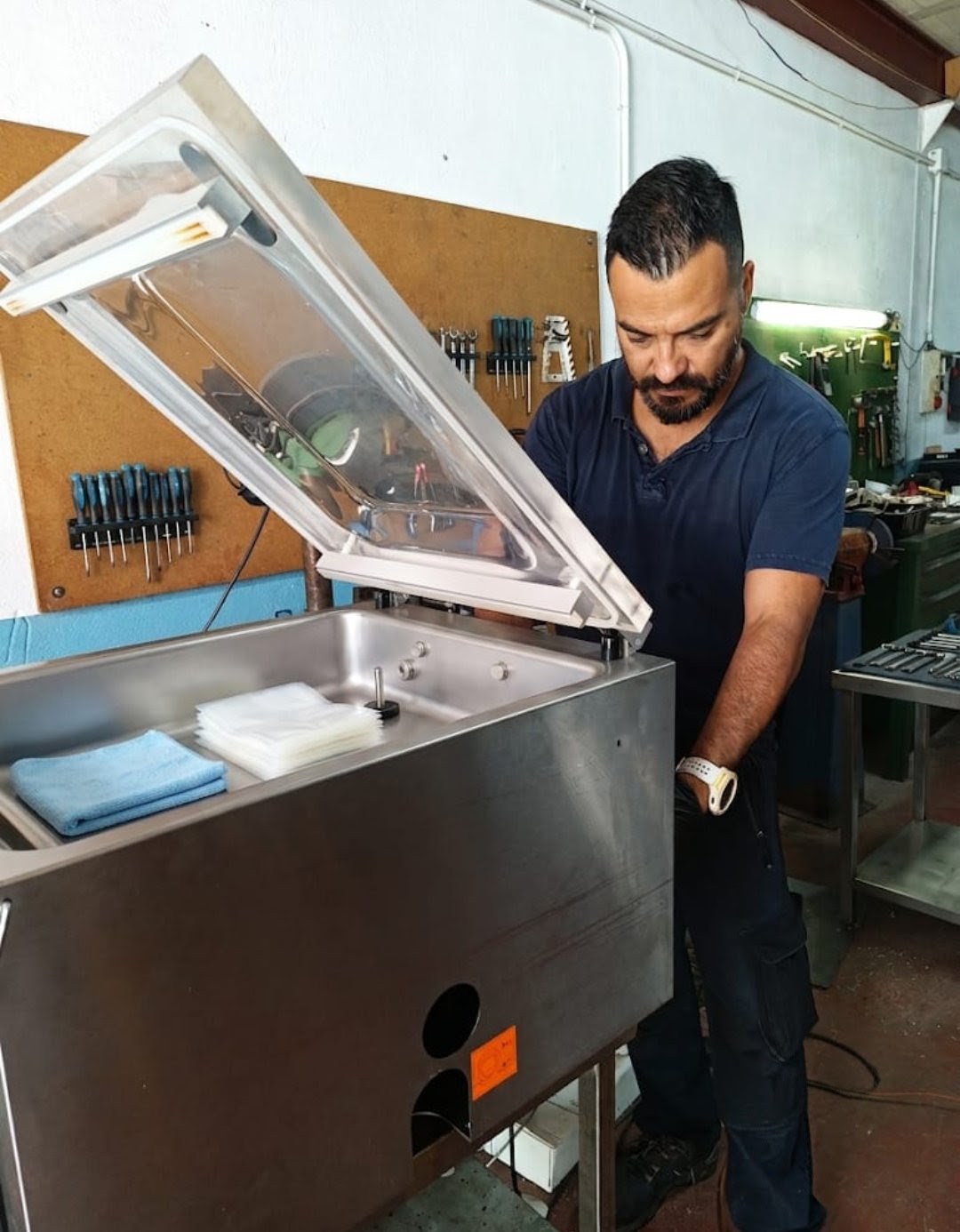 Taller de Guerrero Coves en Torrent con maquinaria en revisión
