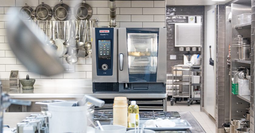 Horno profesional trabajando en una cocina industrial con un operario