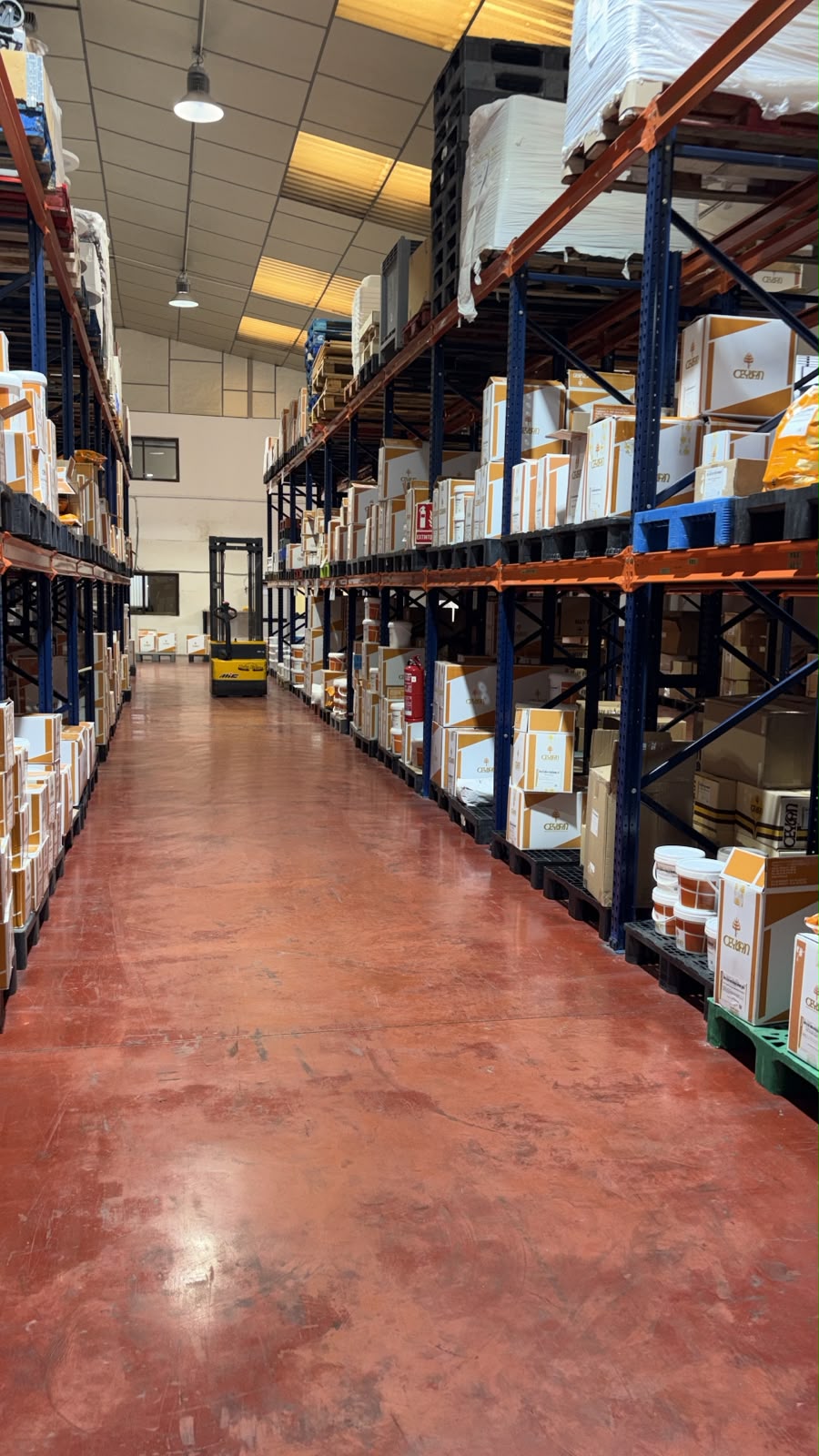 Almacén de Guerrero Coves con producto preparado para el reparto comercial