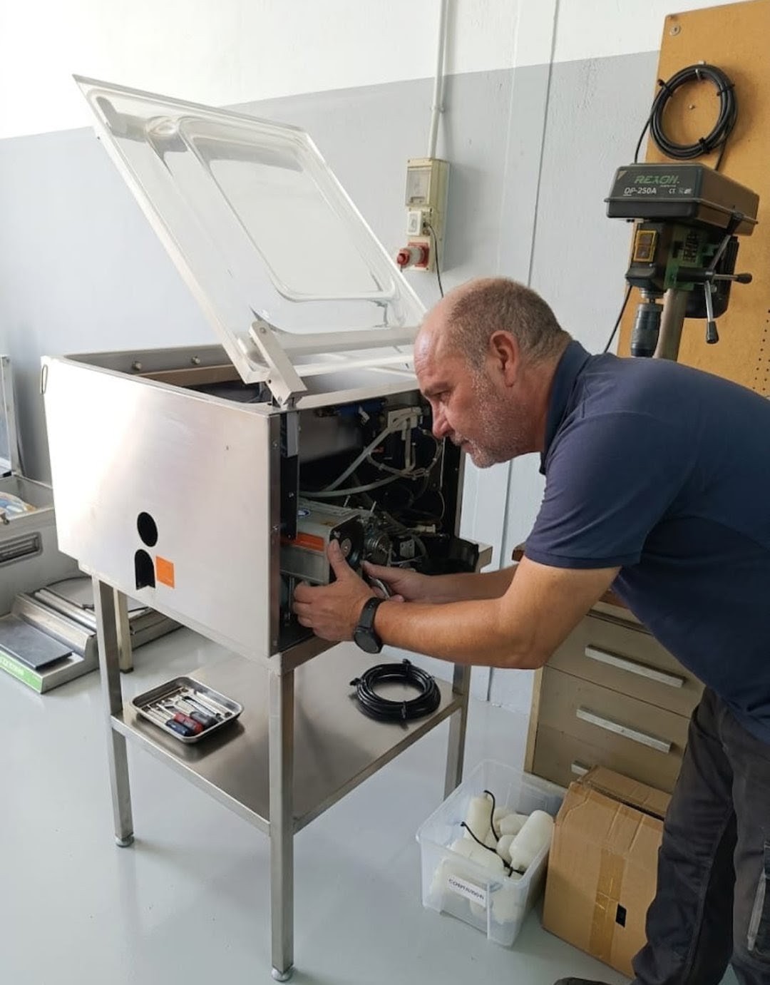 Técnico de Guerrero Coves interviniendo una máquina en el taller de Torrent