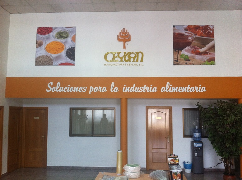 Interior del almacén de Guerrero Coves con estanterías de producto y carretilla